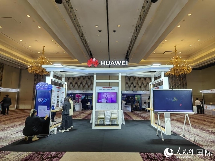 峰會(huì)現(xiàn)場(chǎng)，由泰國(guó)政府、中泰高校和客戶(hù)伙伴搭建的人才雙選會(huì)和伙伴展臺(tái)開(kāi)放。人民網(wǎng)記者 楊一攝