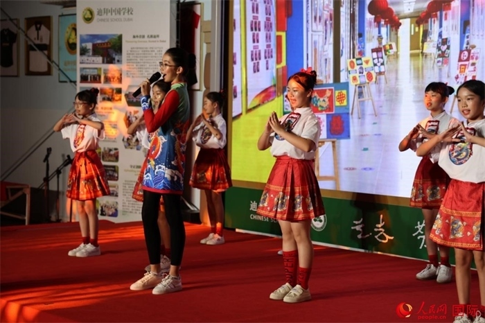 活動上，孩子們表演原創(chuàng)歌舞節(jié)目。人民網(wǎng)記者 張志文攝