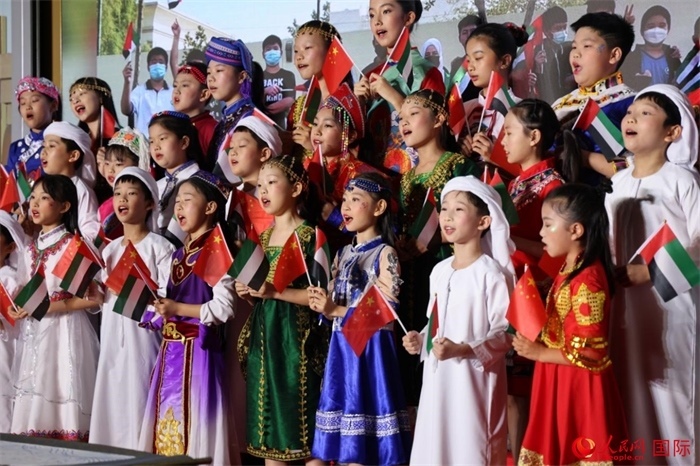 活動上，身著中阿傳統(tǒng)服飾的孩子們共唱歌曲，表達對美好未來的向往。人民網(wǎng)記者 張志文攝