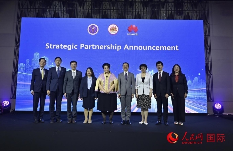 數(shù)字人才峰會(huì)現(xiàn)場。左五為泰國高等教育、科學(xué)、研究和創(chuàng)新部長素巴瑪·伊沙拉帕迪，右三中國駐泰國大使館教育參贊許蘭，右四為華為泰國技術(shù)有限公司總經(jīng)理李雄偉。人民網(wǎng)記者 簡承淵攝