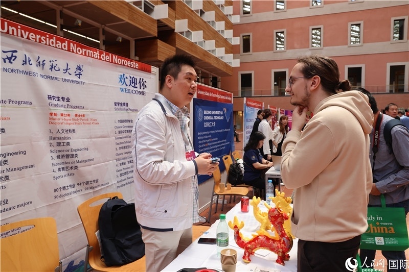 西班牙應(yīng)屆畢業(yè)生在展臺前咨詢。人民網(wǎng)記者 顏歡攝