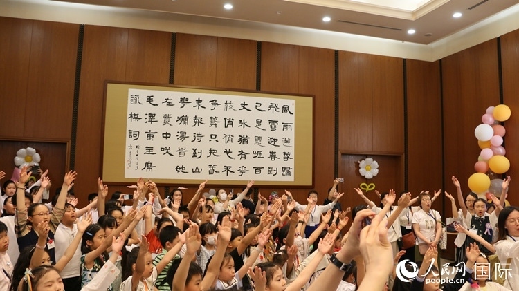 小朋友們合唱《明天會更好》。人民網(wǎng) 許可攝