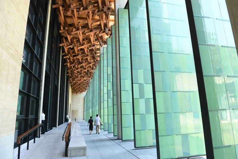 2022年7月23日，杭州國家版本館屋頂?shù)哪緲?gòu)和青瓷門扇相映成趣。