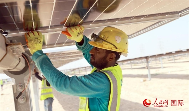 工人正在安裝光伏面板。人民網記者 管克江攝