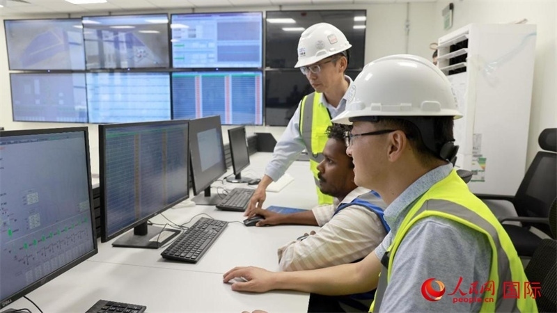 工作人員進行倒送電準備。人民網記者 管克江攝