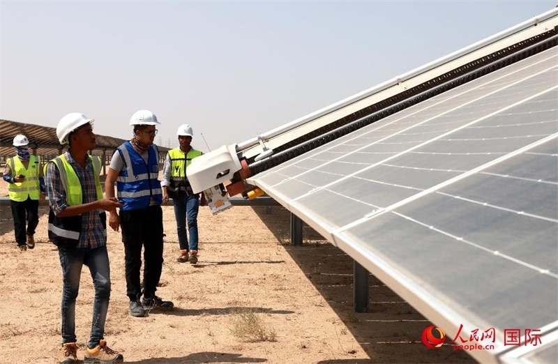 工作人員在測試自動清掃機器人。人民網記者管克江攝