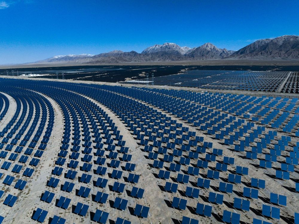這是2024年4月23日在青海省海西蒙古族藏族自治州德令哈市光伏（光熱）產業(yè)園拍攝的光熱電站（無人機照片）。新華社記者 張龍 攝