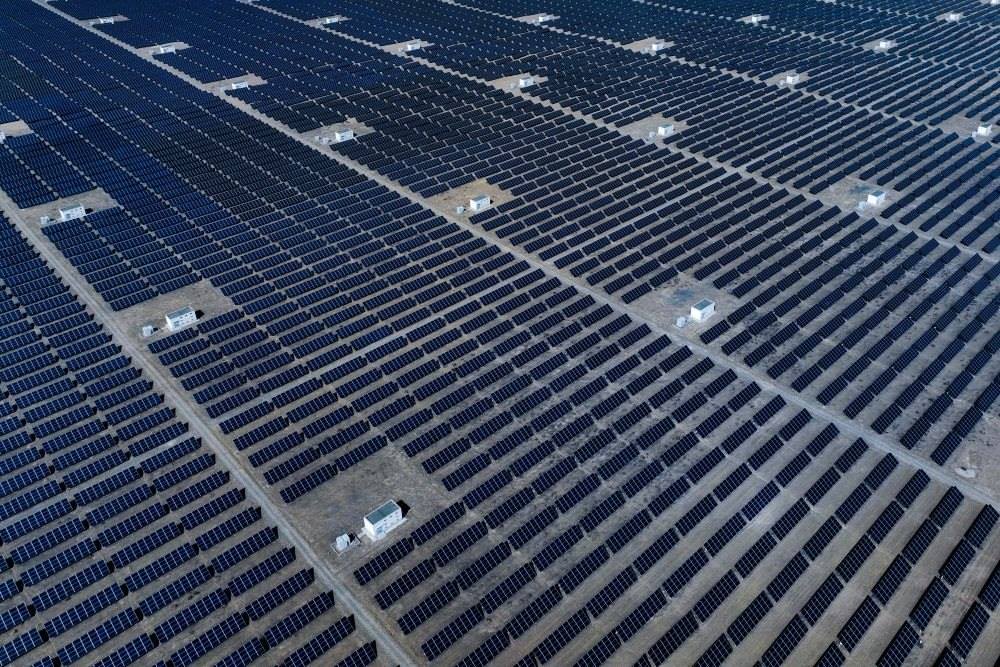 這是2024年4月15日在青海省海南藏族自治州共和縣塔拉灘綠色產業(yè)發(fā)展園區(qū)拍攝的光伏電站。新華社記者 張龍 攝