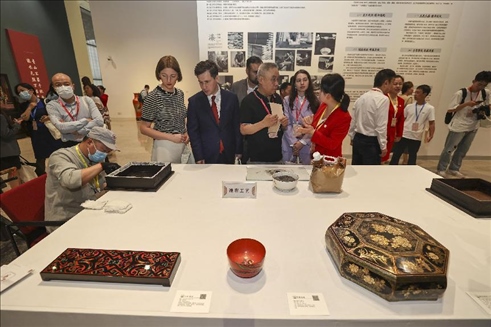 2023年5月28日，北京，推光漆器匠人為駐華使節(jié)展示技藝。