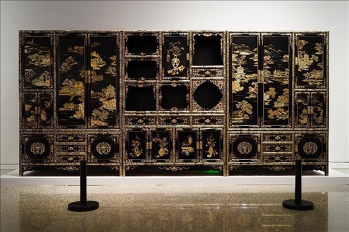 2023年7月9日，北京，中國(guó)工藝美術(shù)館·中國(guó)非物質(zhì)文化遺產(chǎn)館，“山西特色專業(yè)鎮(zhèn)·平遙非遺雙寶中華行”展覽展出的推光漆器作品。