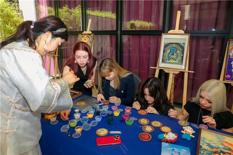 西班牙嘉賓參觀青海傳統(tǒng)手工技藝展示。主辦方供圖