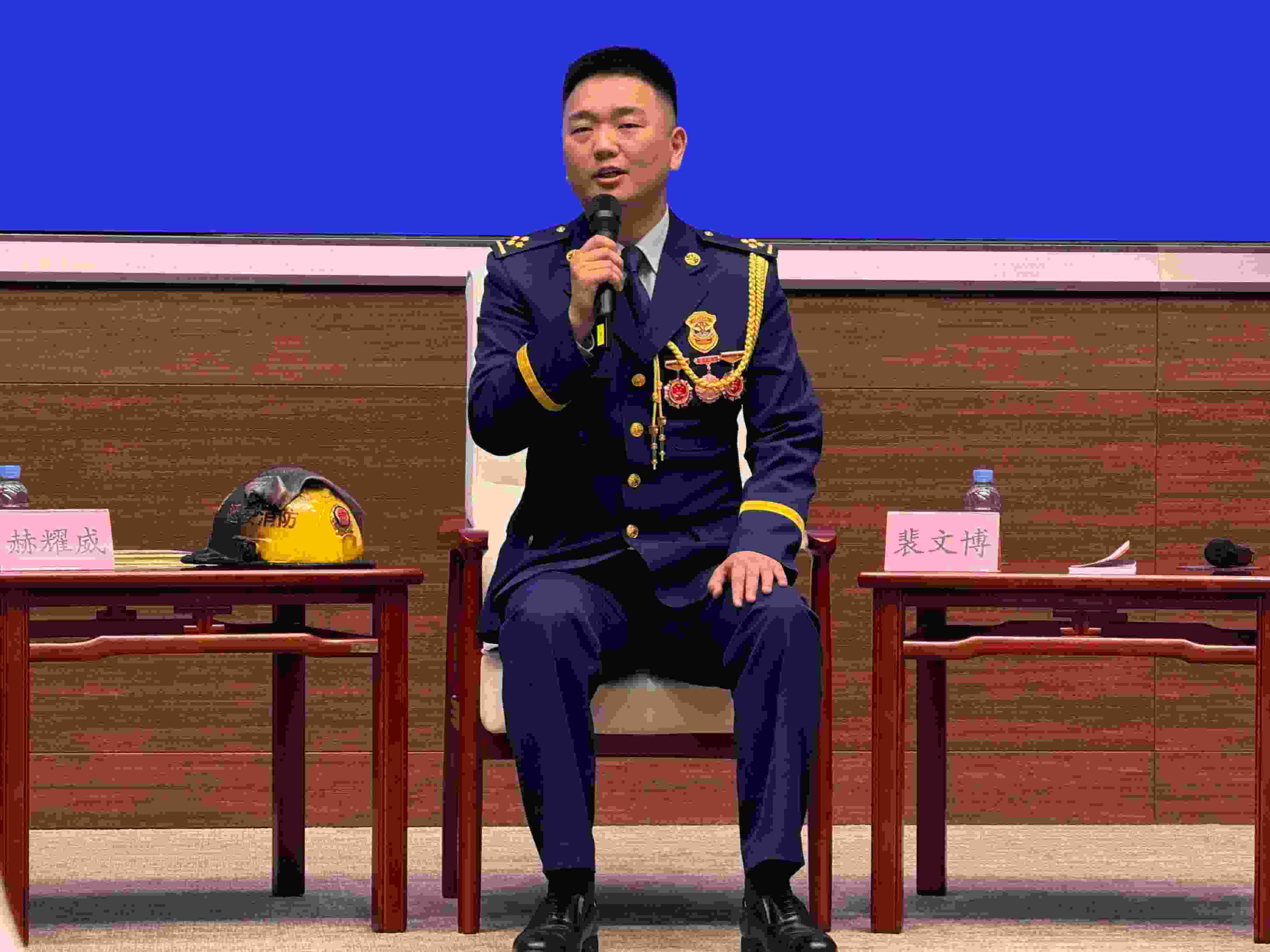 寶塔消防救援站政治指導(dǎo)員裴文博在回答記者提問。人民網(wǎng)記者 郝萍攝