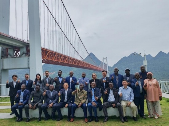 使節(jié)團(tuán)與壩陵河大橋合影。新華社記者 吳思 攝