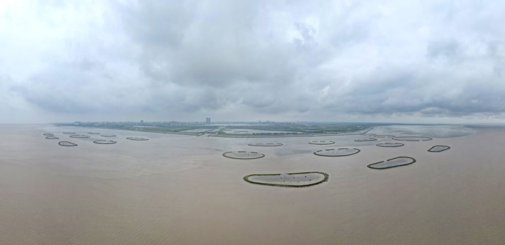 2024年5月31日，上海臨港新片區(qū)南匯嘴水域?yàn)┩可系哪迪牻福o(wú)人機(jī)照片）。新華社記者 方喆 攝