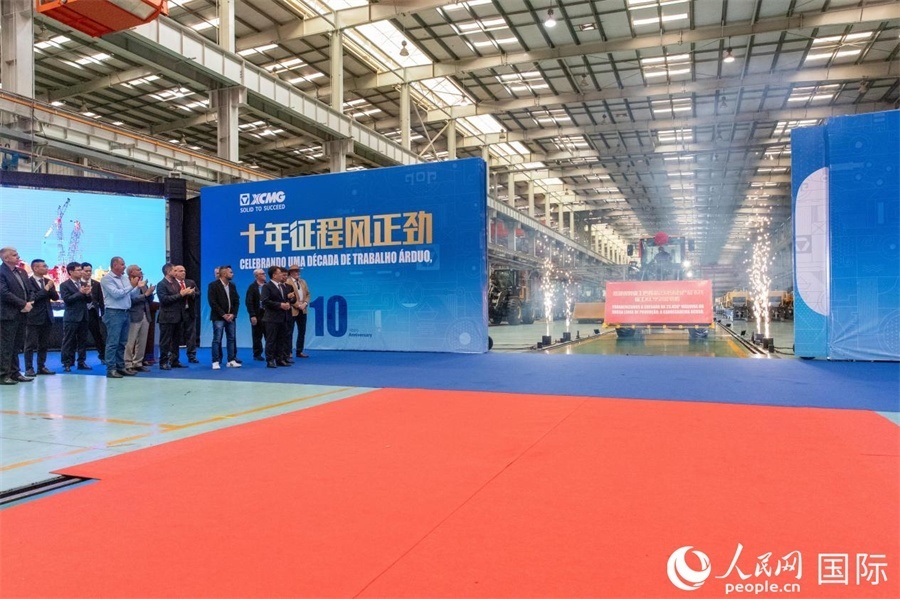 儀式上，米納斯吉拉斯州、波蘇阿雷格里市政府官員，徐工巴西制造的供應(yīng)商、經(jīng)銷(xiāo)商、客戶(hù)伙伴、員工代表和在巴中資機(jī)構(gòu)代表等，一起祝賀徐工巴西制造第23456臺(tái)產(chǎn)品下線(xiàn)并交付客戶(hù)。 人民日?qǐng)?bào)社拉美中心分社 威廉·科埃略·維亞納攝