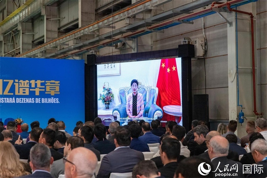 中國(guó)駐里約熱內(nèi)盧總領(lǐng)事田敏在視頻致辭中表示，中國(guó)是米納斯吉拉斯州第一大貿(mào)易伙伴和重要投資來(lái)源國(guó)。近年來(lái)，雙方在貿(mào)易投資、科技創(chuàng)新、裝備制造、人文交流等領(lǐng)域開(kāi)展了富有成果的合作。 人民日?qǐng)?bào)社拉美中心分社 威廉·科埃略·維亞納攝