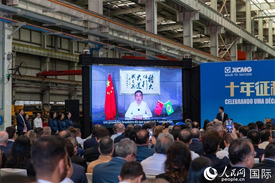 徐工集團(tuán)、徐工機(jī)械董事長(zhǎng)楊東升在視頻致辭中表示，徐工作為中國(guó)工程機(jī)械的排頭兵，堅(jiān)定不移實(shí)施國(guó)際化主戰(zhàn)略，投資運(yùn)營(yíng)的徐工巴西制造基地成為見(jiàn)證中巴友誼的標(biāo)桿示范。 人民日?qǐng)?bào)社拉美中心分社 威廉·科埃略·維亞納攝