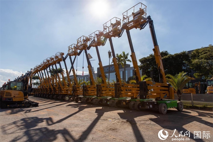在徐工巴西制造生產(chǎn)基地，一批完成生產(chǎn)的設(shè)備正準(zhǔn)備交付客戶(hù)。 人民日?qǐng)?bào)社拉美中心分社 威廉·科埃略·維亞納攝