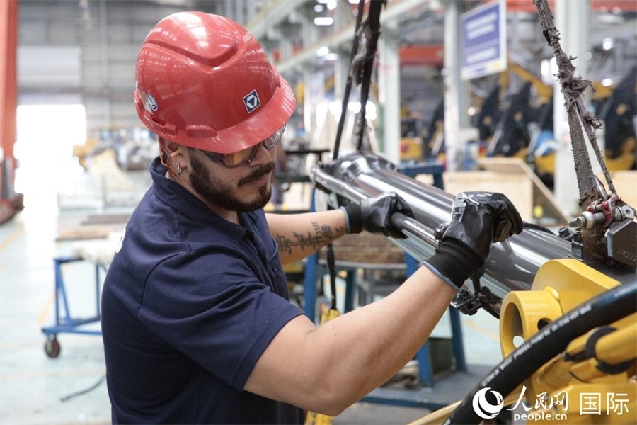 一名徐工巴西制造基地的當(dāng)?shù)貑T工正在進(jìn)行設(shè)備安裝和調(diào)試。 人民日?qǐng)?bào)社拉美中心分社 威廉·科埃略·維亞納攝