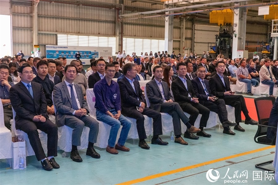 巴西米納斯吉拉斯州、波蘇阿雷格里市政府官員，徐工巴西制造的供應(yīng)商、經(jīng)銷(xiāo)商、客戶(hù)伙伴和員工代表，以及在巴中資機(jī)構(gòu)代表等200多人，出席了徐工巴西制造投產(chǎn)運(yùn)營(yíng)10周年暨第23456臺(tái)產(chǎn)品下線(xiàn)儀式。 人民網(wǎng) 威廉·科埃略·維亞納攝