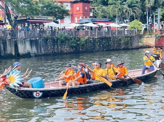 多元種族共同奮輯前進(jìn)，體驗(yàn)在馬六甲河劃龍舟，引來大批游客駐足圍觀。組委會(huì)供圖