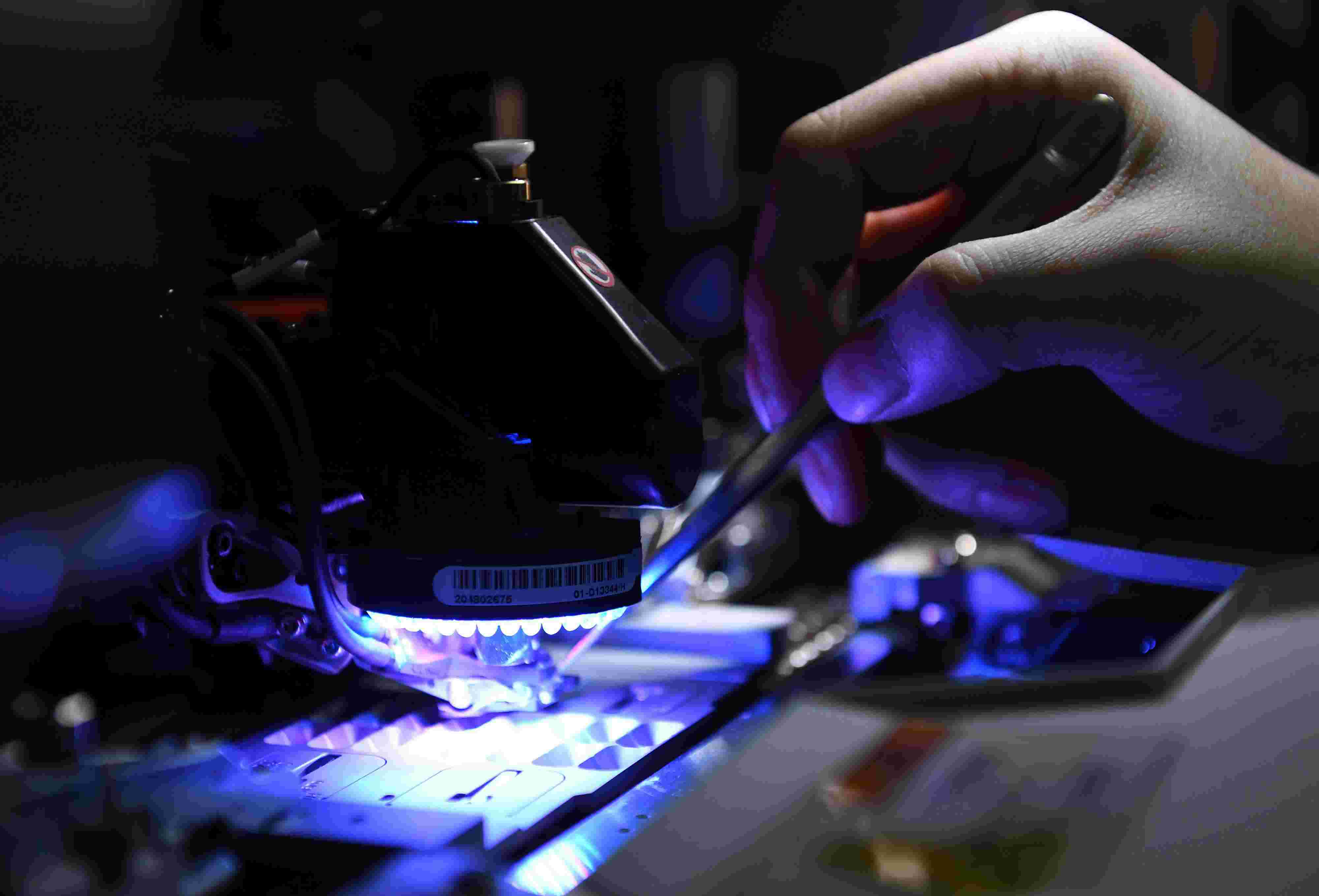 2021年4月24日，安徽馬鞍山，在經(jīng)開區(qū)安徽省東科半導(dǎo)體有限公司生產(chǎn)線上，工人正在生產(chǎn)芯片。