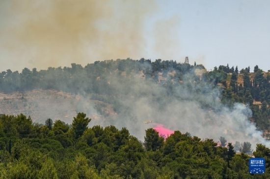 6月12日，以色列北部加利利地區(qū)遭受火箭彈襲擊后冒出滾滾濃煙。新華社發(fā)（阿亞爾·馬戈林?jǐn)z/基尼圖片社）