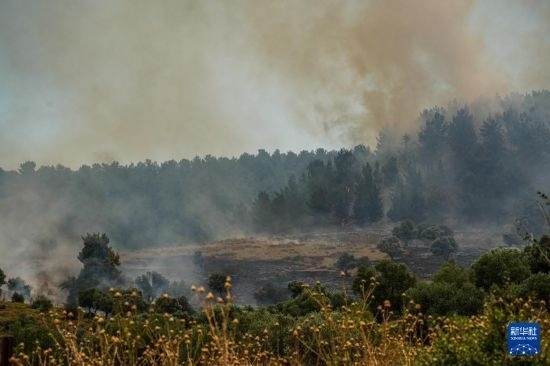  6月12日，以色列北部加利利地區(qū)遭受火箭彈襲擊后冒出滾滾濃煙。新華社發(fā)（阿亞爾·馬戈林?jǐn)z/基尼圖片社）