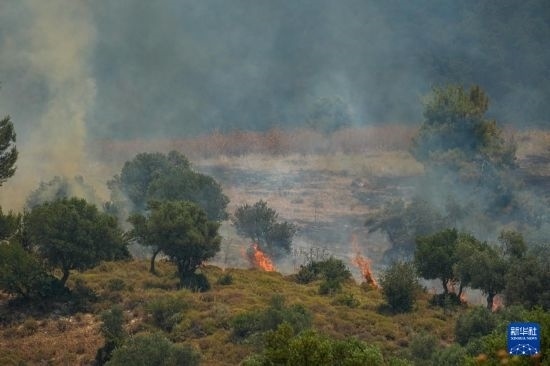 6月12日，以色列北部加利利地區(qū)遭受火箭彈襲擊后冒出滾滾濃煙。新華社發(fā)（阿亞爾·馬戈林?jǐn)z/基尼圖片社）