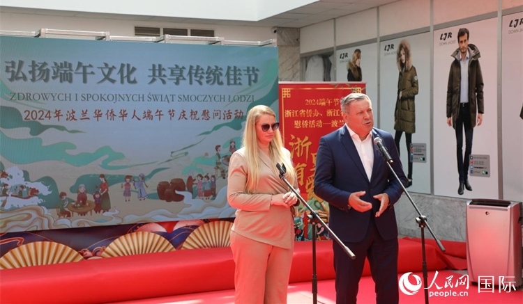 皮耶霍欽斯基（右）在活動(dòng)上致辭。人民網(wǎng)記者 李增偉攝