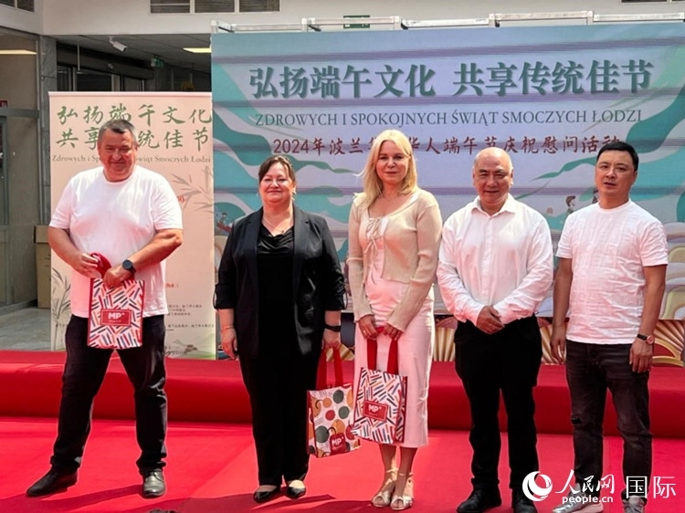 向波蘭友人發(fā)放端午節(jié)慰問品。人民網(wǎng)記者 李增偉攝