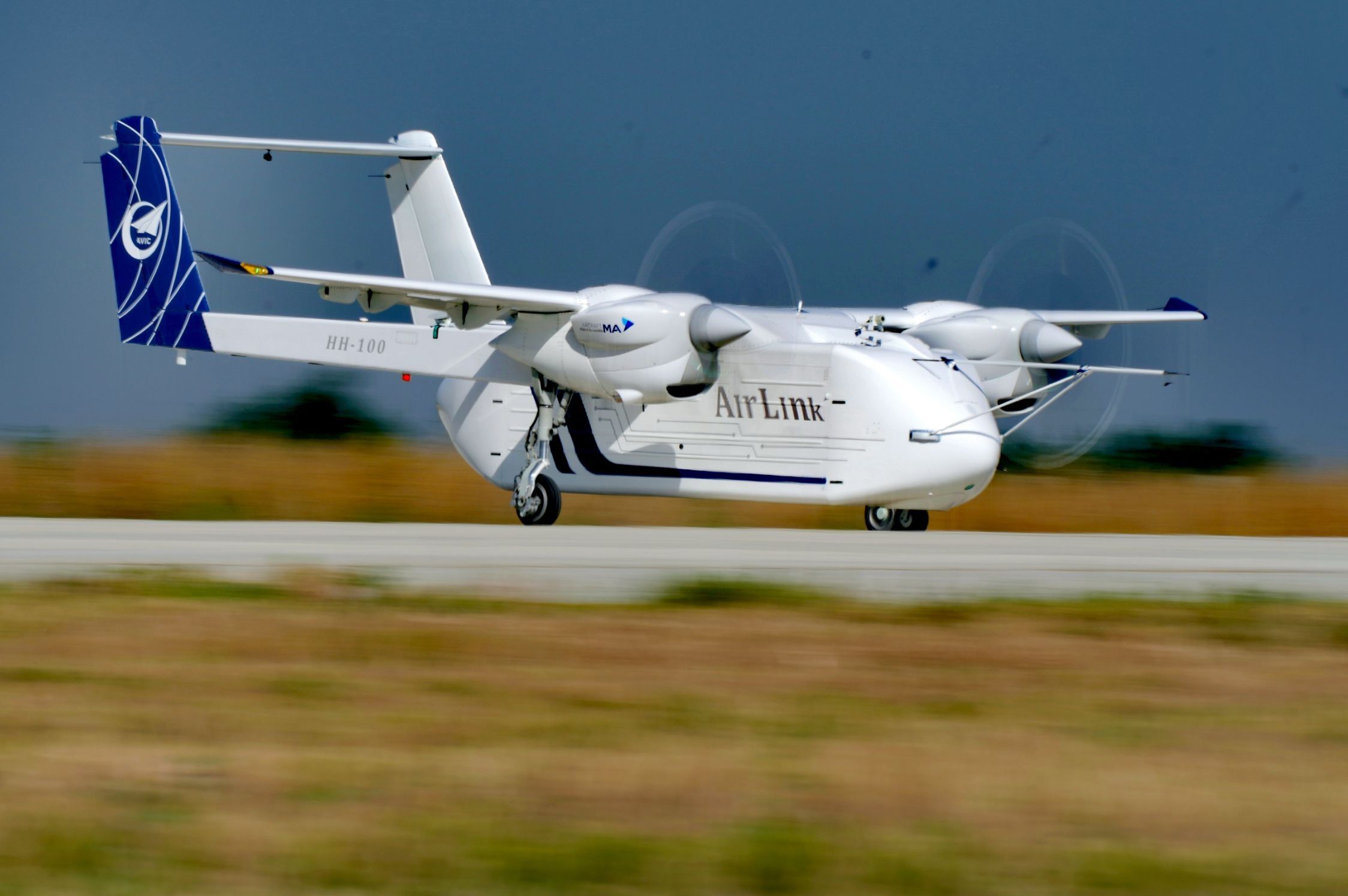 △2024年6月12日，HH-100航空商用無人運輸系統(tǒng)驗證機在西安藍田通用機場首飛成功。
