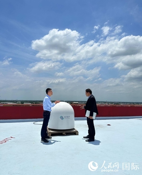 中泰兩國(guó)技術(shù)人員交流低軌寬帶衛(wèi)星互聯(lián)網(wǎng)運(yùn)行情況。人民網(wǎng)記者 簡(jiǎn)承淵攝