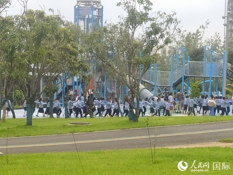 當?shù)貎和诠珗@做游戲。人民網(wǎng)記者 黃培昭攝