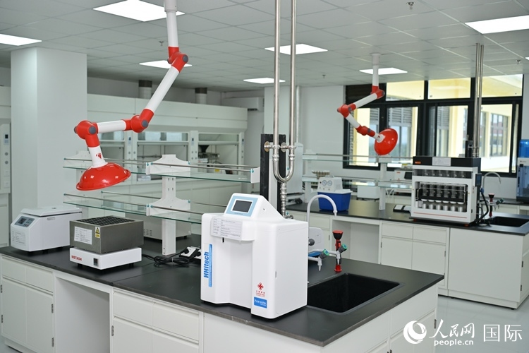 援緬甸國(guó)家疾控中心實(shí)驗(yàn)室內(nèi)。人民網(wǎng)記者 謝佳君攝