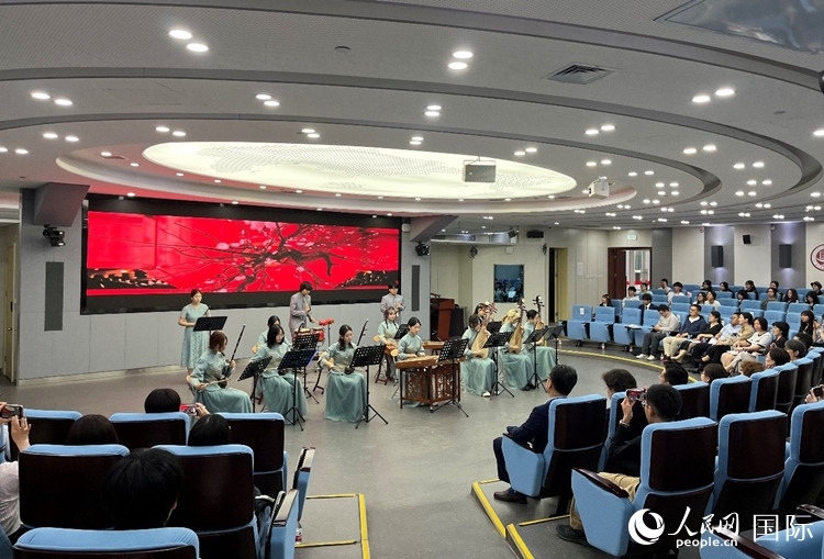 北京第二外國(guó)語(yǔ)學(xué)院學(xué)生帶來(lái)民樂(lè)表演。人民網(wǎng)記者 陳思攝