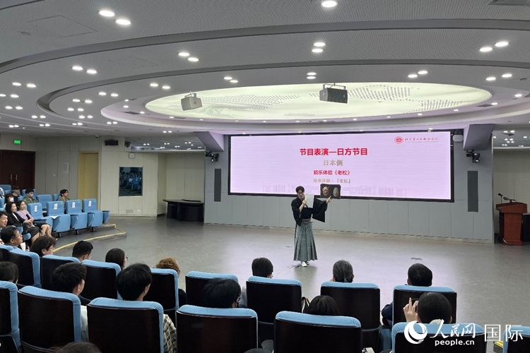 日本大學(xué)生介紹能樂(lè)知識(shí)。人民網(wǎng)記者 陳思攝