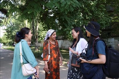 人民日報記者和塔方記者在進行交流。顏歡攝