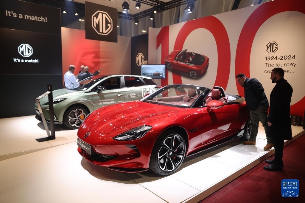 2024年1月17日，人們在比利時布魯塞爾舉辦的2024布魯塞爾汽車展上參觀上汽名爵電動汽車。新華社記者 趙丁喆 攝