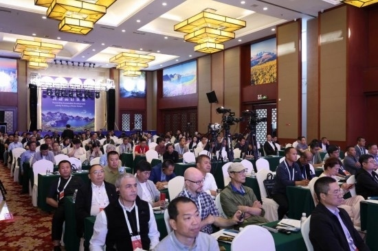  6月15日，“長(zhǎng)白山·世界地質(zhì)公園、世界生物圈保護(hù)區(qū)可持續(xù)發(fā)展會(huì)議”現(xiàn)場(chǎng)。新華社發(fā)