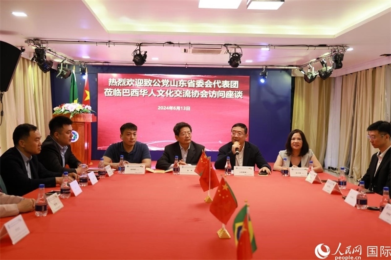 巴西華人文化交流協(xié)會主席上官劍鋒在座談會上致辭。人民網(wǎng)記者 宋亦然攝