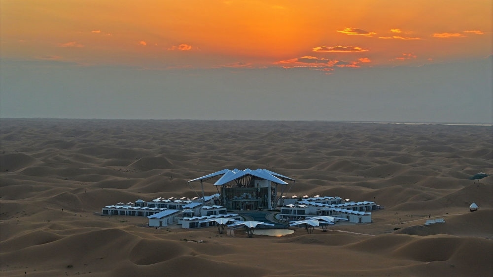 這是位于寧夏中衛(wèi)市沙坡頭景區(qū)的星星酒店（2023年9月6日攝，無人機照片）。新華社記者 王鵬 攝