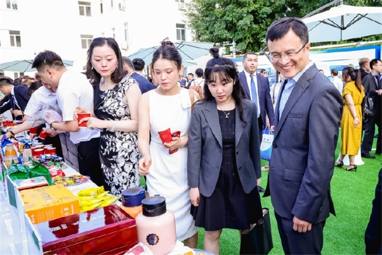 與會(huì)嘉賓參觀品鑒上合組織農(nóng)業(yè)基地特產(chǎn)。主辦方供圖