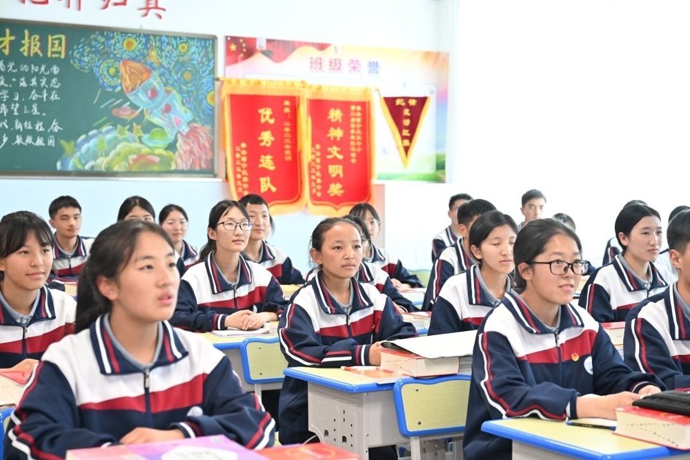 2024年6月18日，果洛西寧民族中學(xué)學(xué)生在上課。