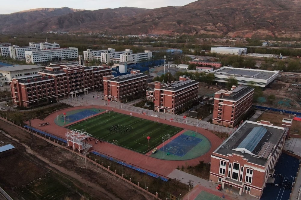2021年4月28日拍攝的果洛西寧民族中學(xué)（無人機照片）。