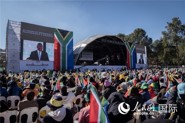 南非民眾觀看拉馬福薩總統(tǒng)就職演說。 人民日報(bào)非洲中心分社 希拉茲·莫林?jǐn)z