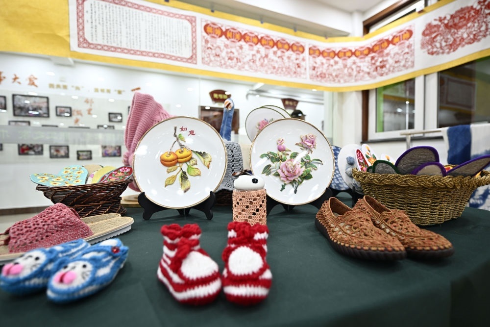 長(zhǎng)城花園社區(qū)居民制作的手工藝品（6月19日攝）。