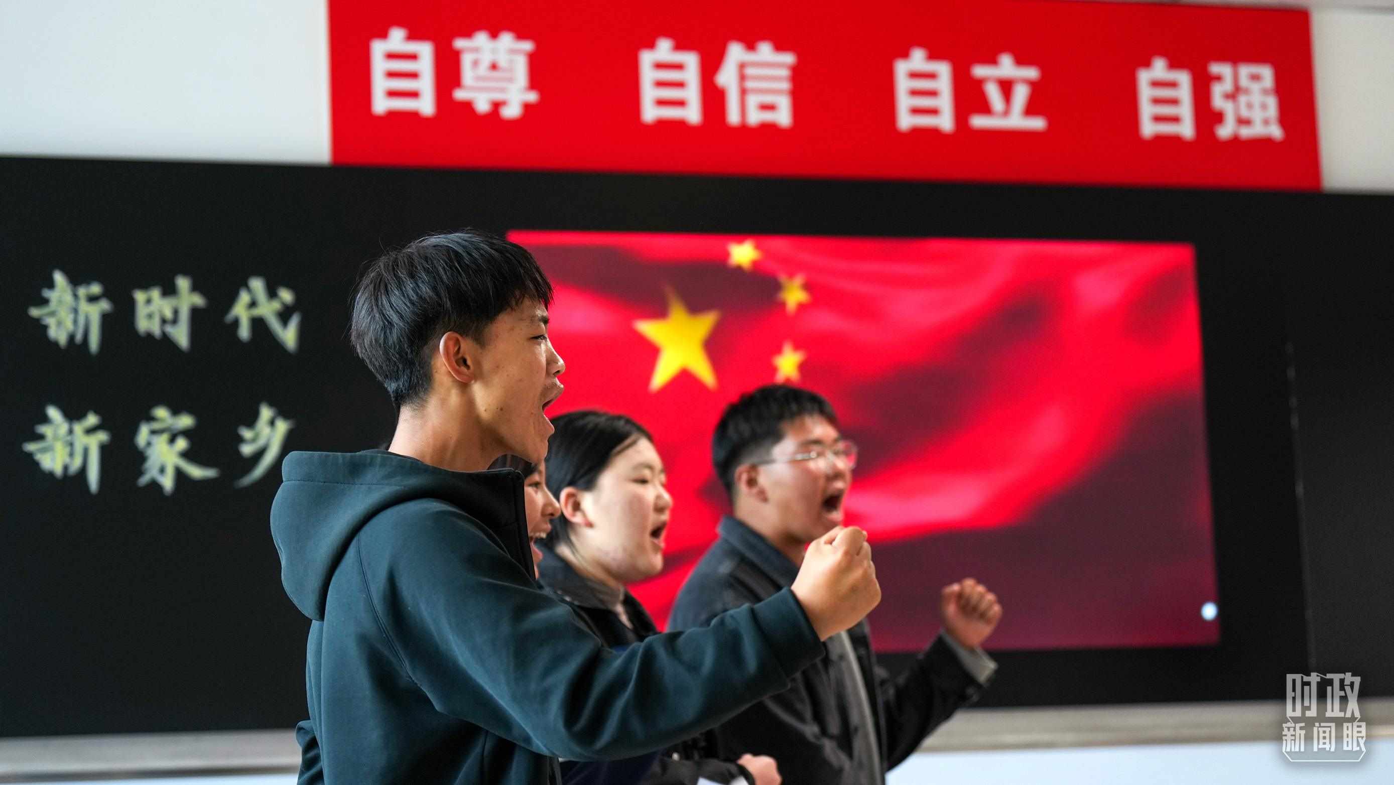 △果洛西寧民族中學高一（1）班的“新時代、新家鄉(xiāng)”主題思政課。（總臺央視記者許永松、國廣記者李晉拍攝）