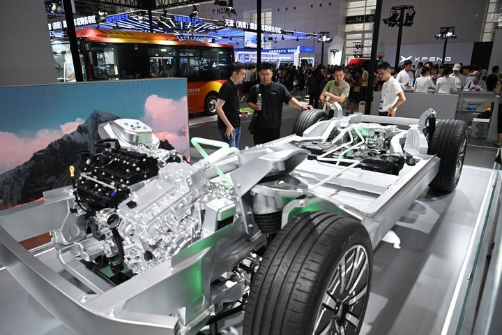 這是在博覽會(huì)現(xiàn)場(chǎng)拍攝的一款智能網(wǎng)聯(lián)汽車(chē)平臺(tái)架構(gòu)（6月20日攝）。新華社記者 孫凡越 攝
