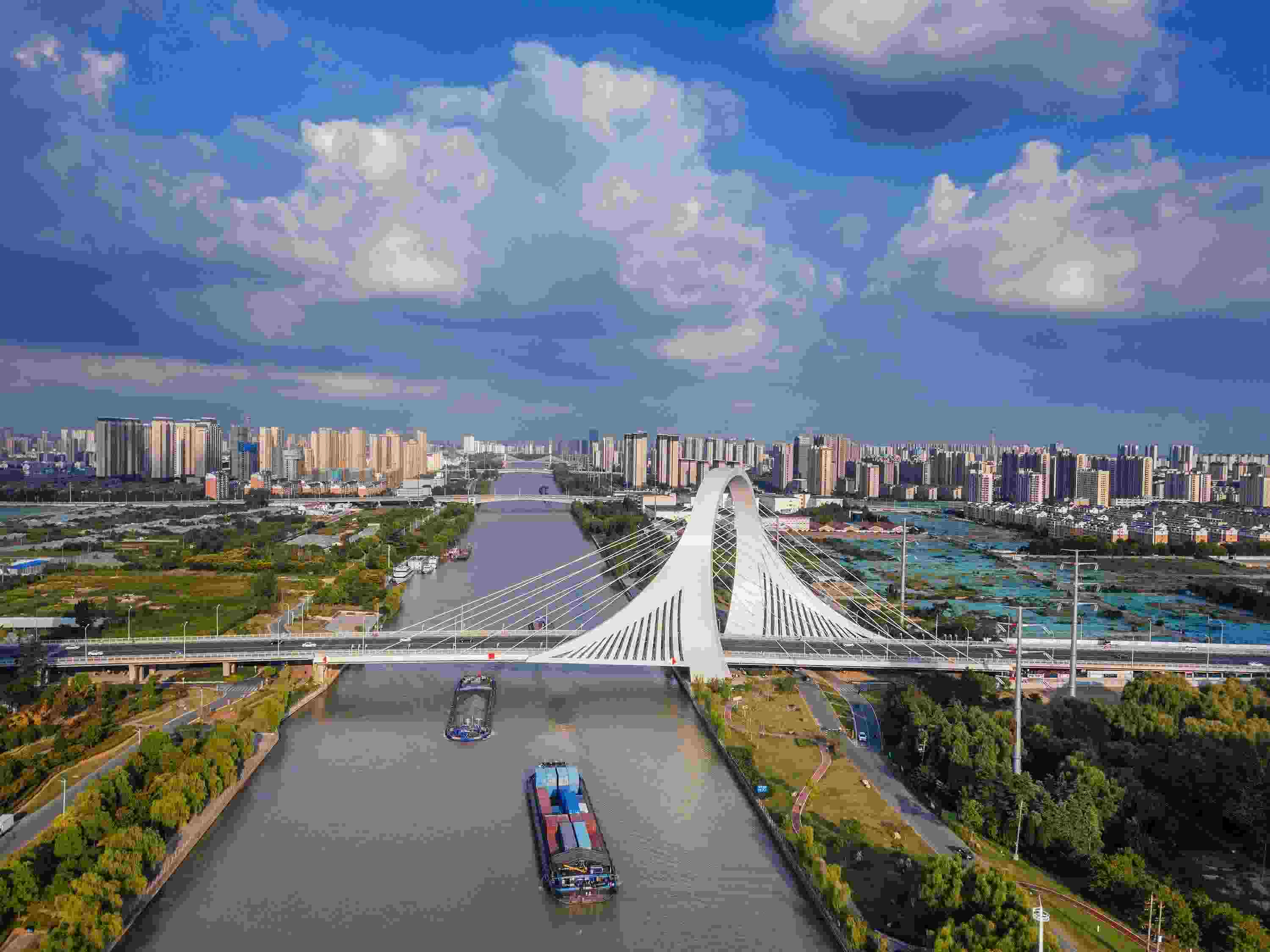 2022年9月12日，幾艘船舶行駛在江蘇淮安運(yùn)河大橋附近。